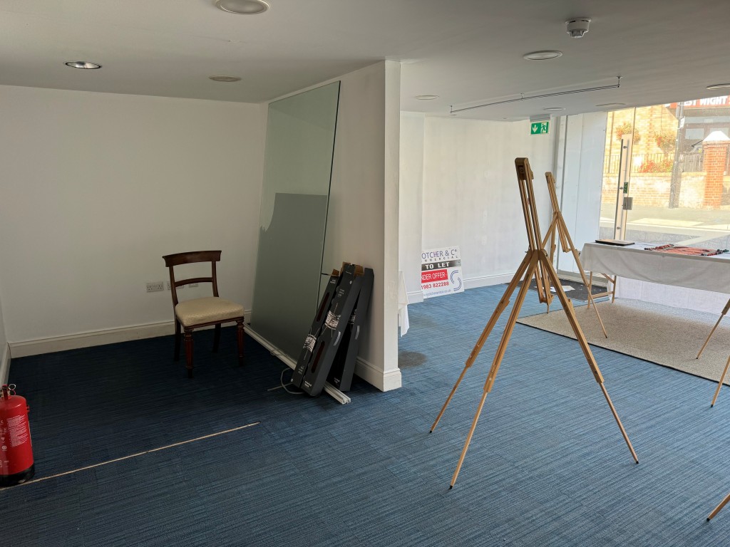 Lot: 39 - FREEHOLD TOWN CENTRE RETAIL UNIT FOR INVESTMENT OR OCCUPATION - Looking at the main sales space from the rear